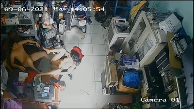 Cô vợ chồng trả bài nhau trong của thằng nhỏ máy tính