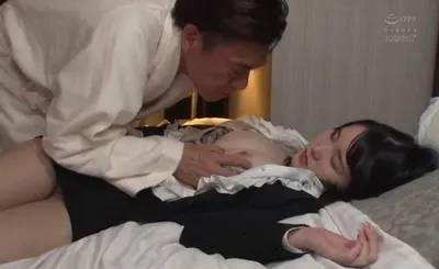 Nữa đêm sếp lén xoạc em thư ký ngủ mê mang vì say khi uống 1 lon bia