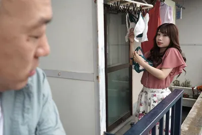 Gã hàng xóm chuyên soi mói và cặp vợ yêu ông xã thường xuyên rên la quá to