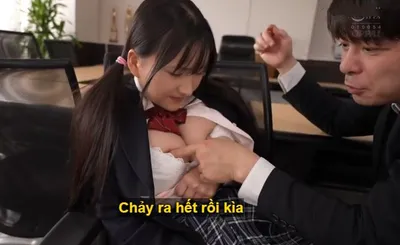 Trong suốt 3 năm, thầy giáo rèn luyện cô học trò ngực đẹp thành " bình chứa tinh" .