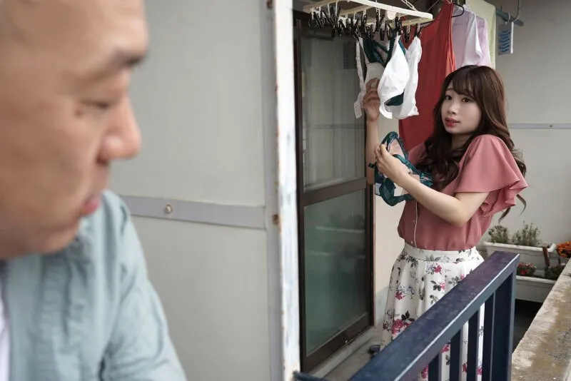 Gã hàng xóm chuyên soi mói và cặp vợ yêu ông xã thường xuyên rên la quá to