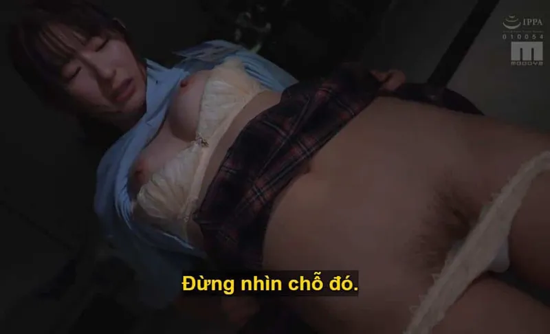 Ông chủ âm mưu "xử" cô nhân viên dưới quyền kiêu kỳ lười nhác, suốt ngày chỉ chăm chăm chat chit với người yêu.